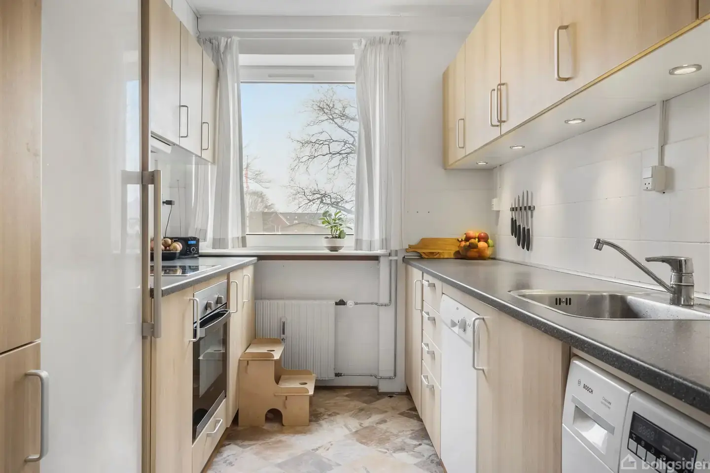 Indbydende ejerlejlighed med altan og garage