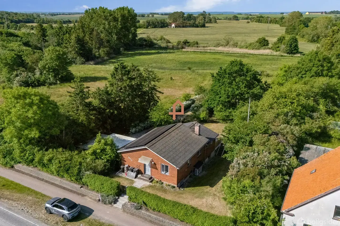 Markant udsigt og en spændende villa med forskudte niveauer og kuperet have