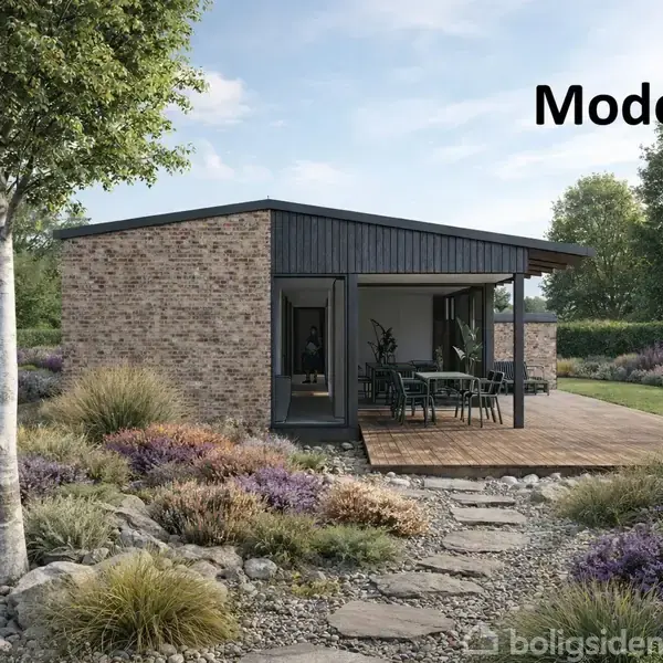 Et moderne én-etagers hus står omgivet af en velplejet have med stier og lave buske. Husets facade er i mursten, og en terrasse med havemøbler ses foran huset. Tekst: "Modelfoto".