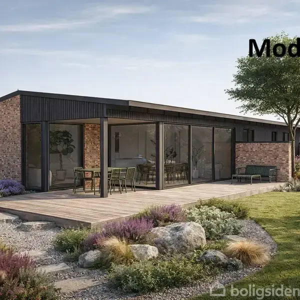 En moderne, étplans villa med fladt tag og store glaspartier omgivet af en velplejet have med træer og buske. Tekst: "Modelfoto".