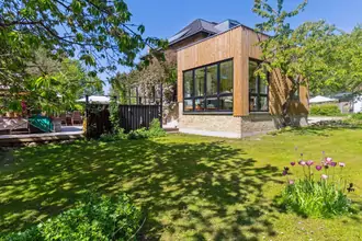 Landejendom på Ravnsnæsvej 214, 3460 Birkerød