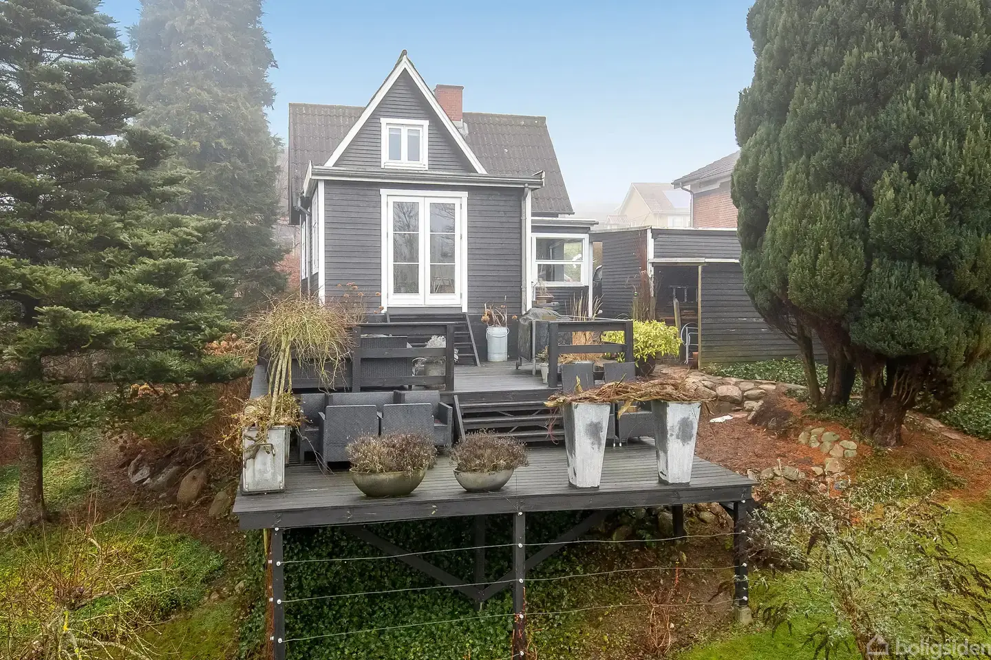 Charmerende træbeklædt hus på rolig, lukket vej