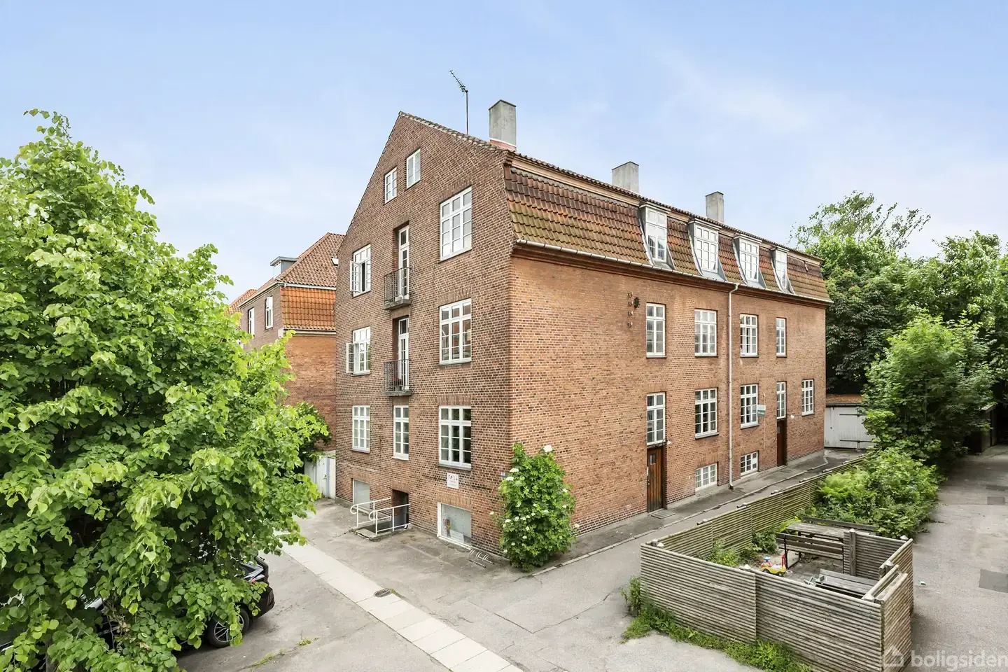 Klassisk og høj stuelejlighed i roligt kvarter i Hellerup