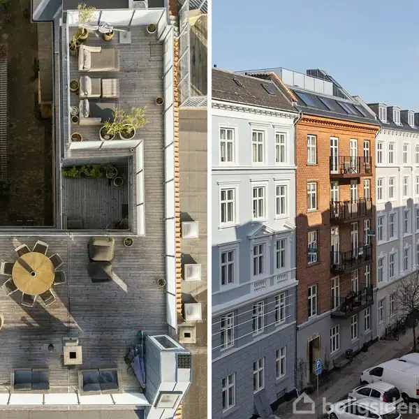 Et fugleperspektiv af en tagterrasse med møbler og planter. Til højre ses en gade med rækkehuse i forskellige farver, der er anbragt langs en fortovskant med parkerede biler.