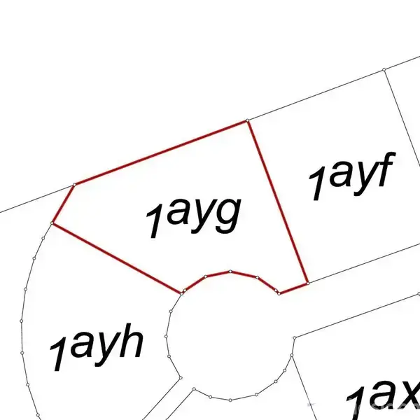 Plotnummer "1ayg" er en polygonformet grund afgrænset med en rød linje. Den ligger ved en rund kørevej og er nabo til grundene markeret som "1ayf" og "1ayh".