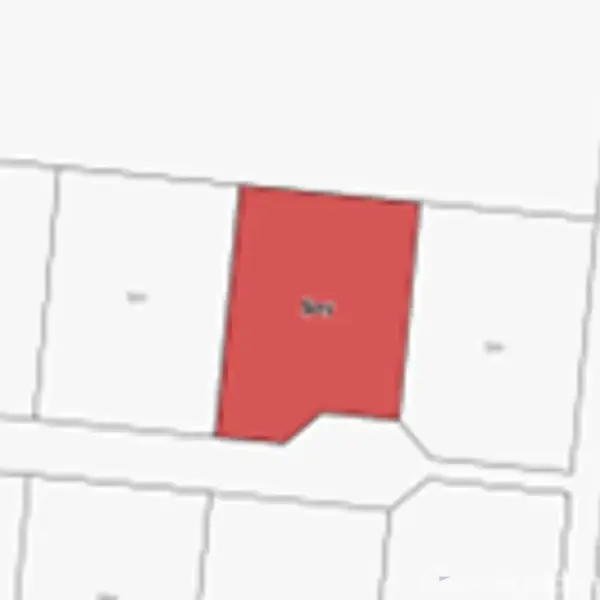 Rødt felt markeret "591" på et kort, omgivet af hvide felter og linjer, der angiver ejendomsgrænser og veje.