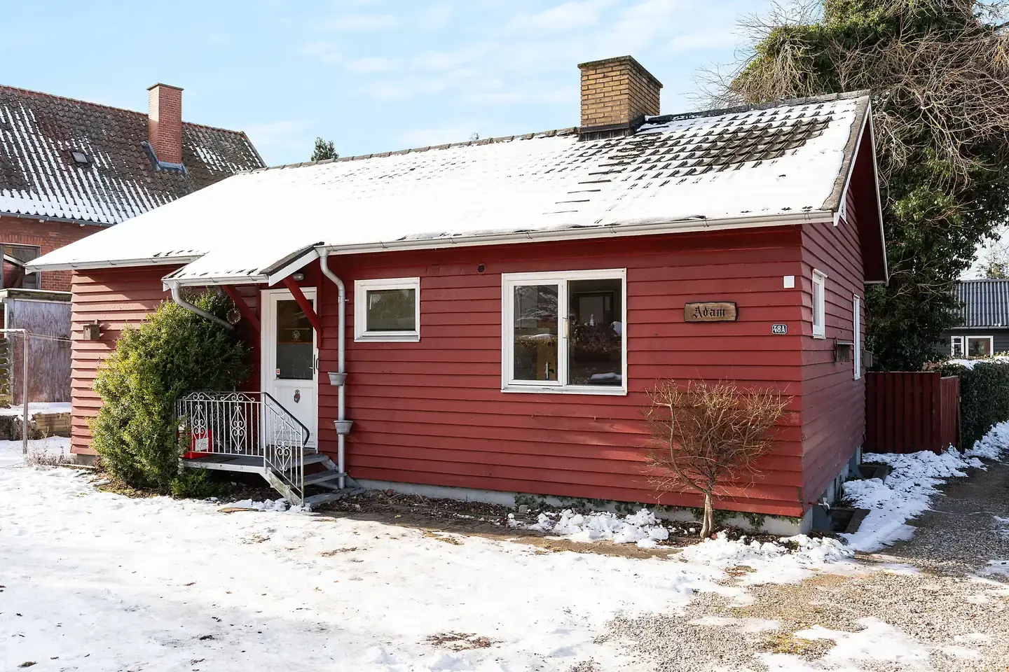 Velplaceret villa med sydvestvendt terrasse nær byliv og natur i Frederiksværk
