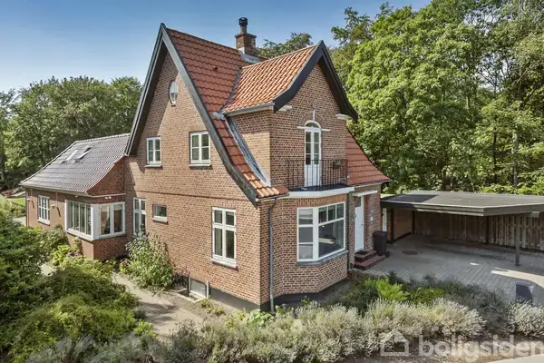 Unik villa med skovudsigt, pool og smukke opholdsrum