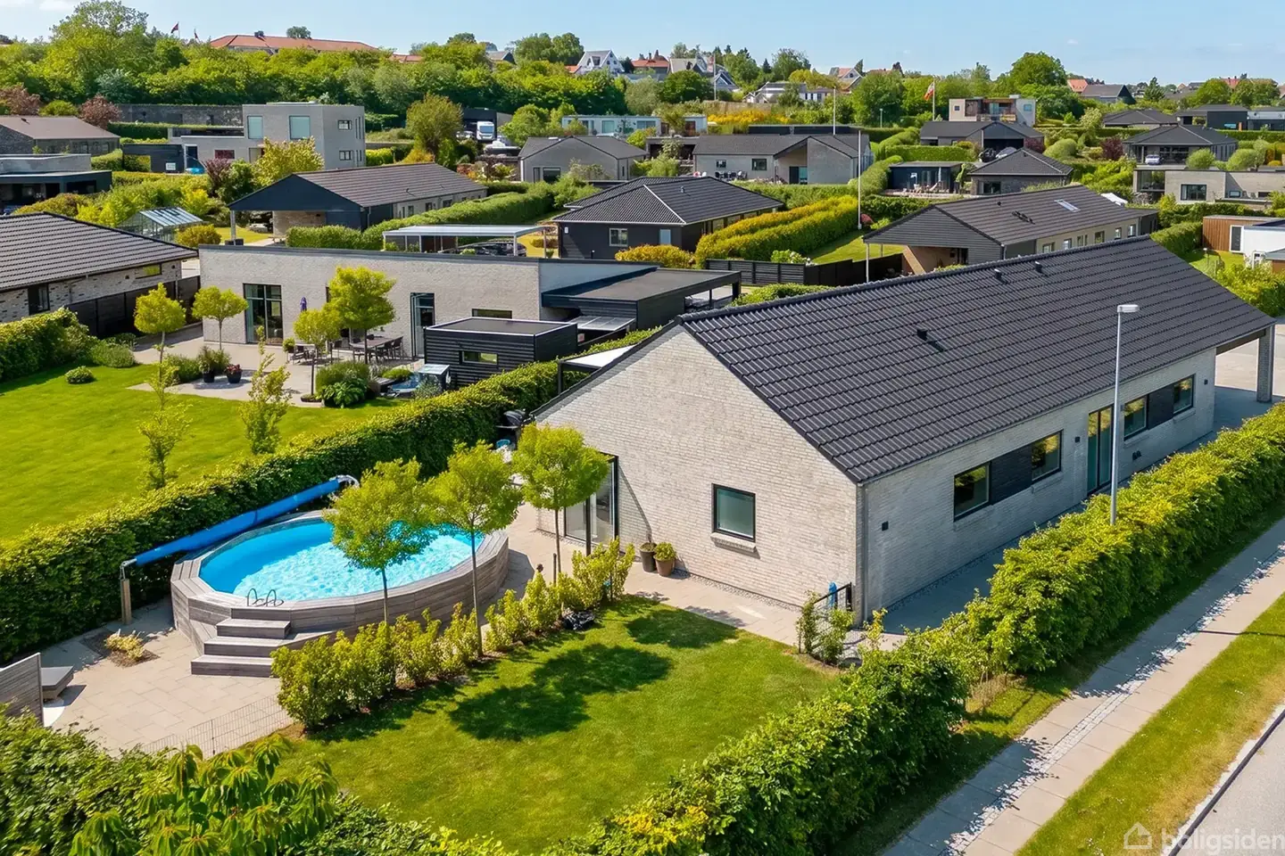 Eksklusiv etplansvilla med pool og elegante detaljer
