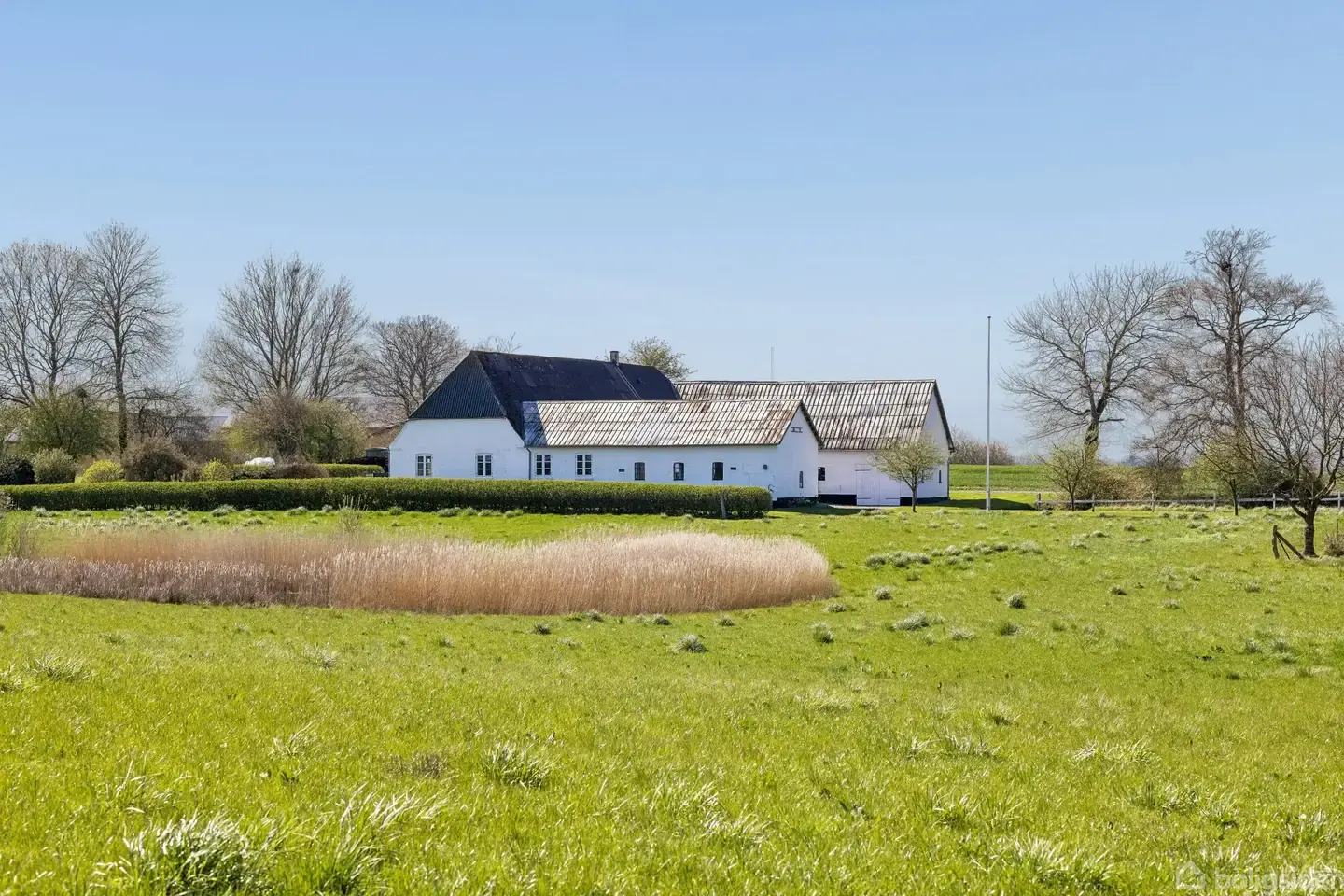 Charmerende og velholdt trelænget landejendom med 2,5 ha jord - Pogled 2