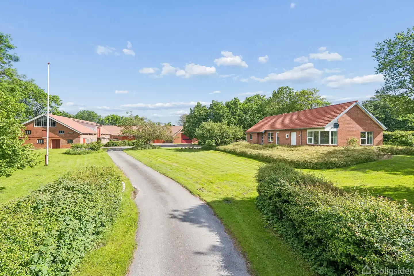 Skønt beliggende landejendom med højt og frit udsyn over det nordjyske landskab.
