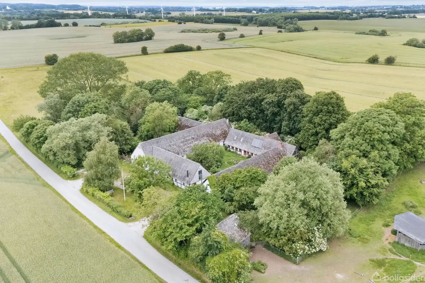 Charmerende landejendom med sjæl, historie og 1,31 ha i naturskønne Lyndby