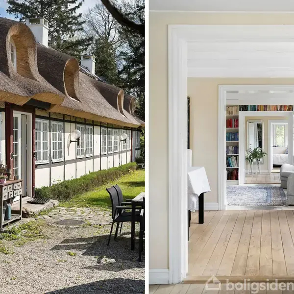 Et stråtækt hus med en lang facade, omgivet af træer og havemøbler. Indvendigt vises en lys gang med trægulv, der fører til flere stuer med bøger og møbler.