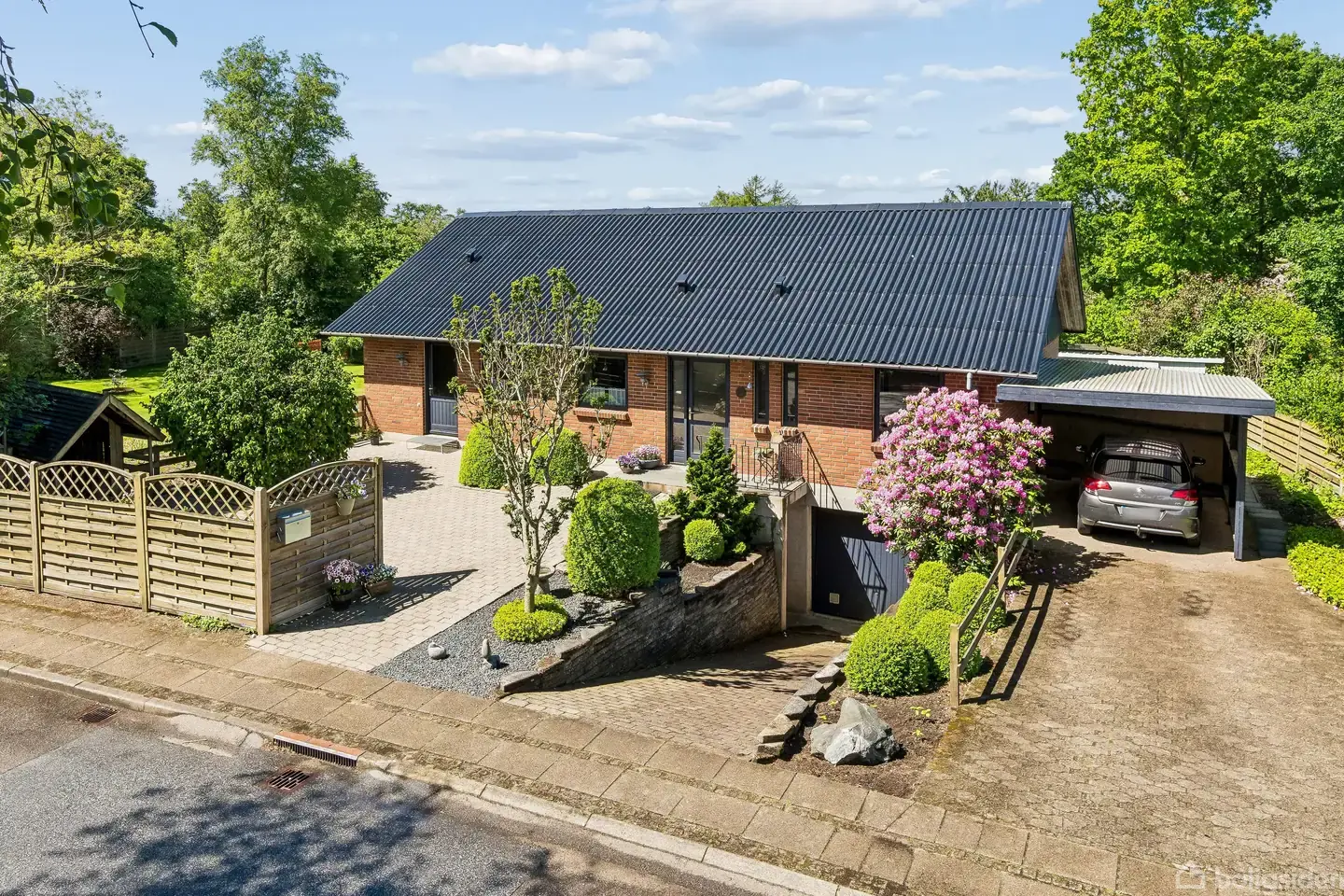 VELHOLDT VILLA MED GOD INDRETNING OG ATTRAKTIV BELIGGENHED