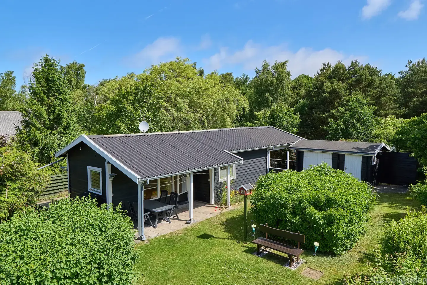 Pænt og hyggeligt sommerhus på skøn grund