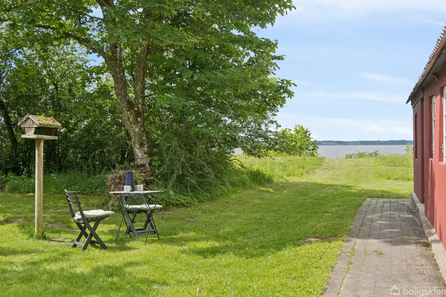 Fredsommeligt fjordsted med historie, 7,5 hektar og direkte adgang til Hjarbæk Fjord