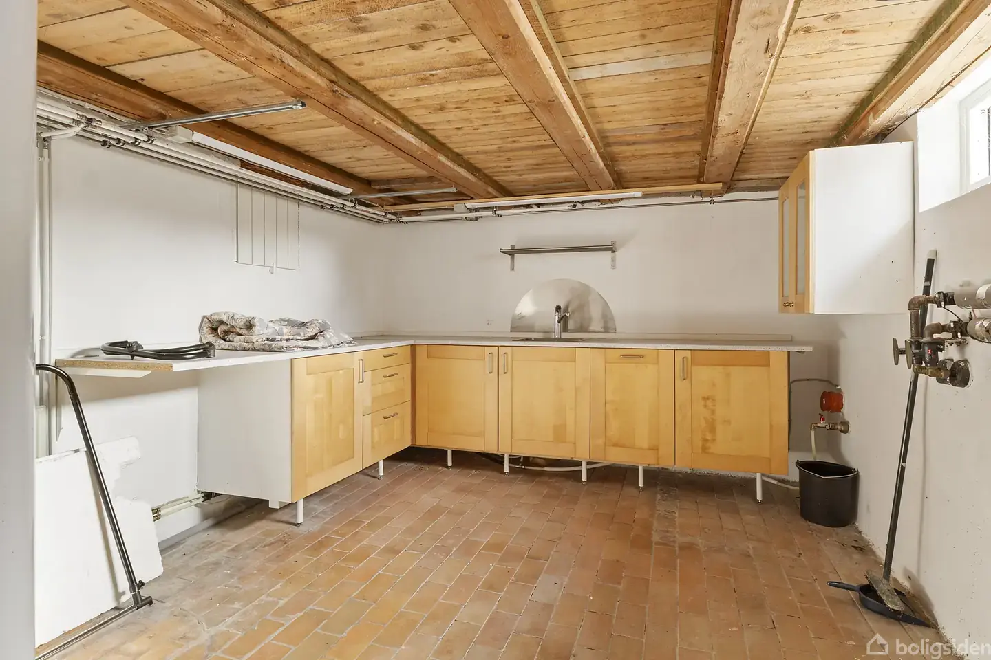 Villa med god planløsning midt i Klemensker by - Visning 5