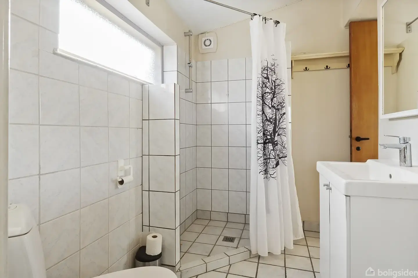 Villa med god planløsning midt i Klemensker by - Visning 4