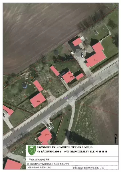 Et luftfoto viser et område med flere huse markeret med røde tage langs en vej. Tal på husene inkluderer 544, 540, 520, 532, 548, 552. Tekst: "BRØNDERSLEV KOMMUNE TEKNIK & MILJØ, NØRGAARDSPLADS 1, 9700 BRØNDERSLEV, TLF. 9945 4545, Vo/k. Åsbovej 548, BBR-område. Miljøforhold: i 500 (GA). Opdateret den 08.01.2013 / 17."