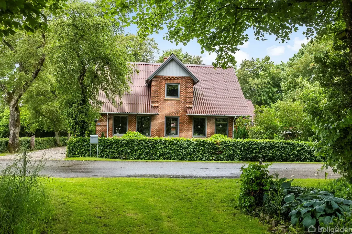 Landlig idyl med hestefold, udhuse og masser af muligheder