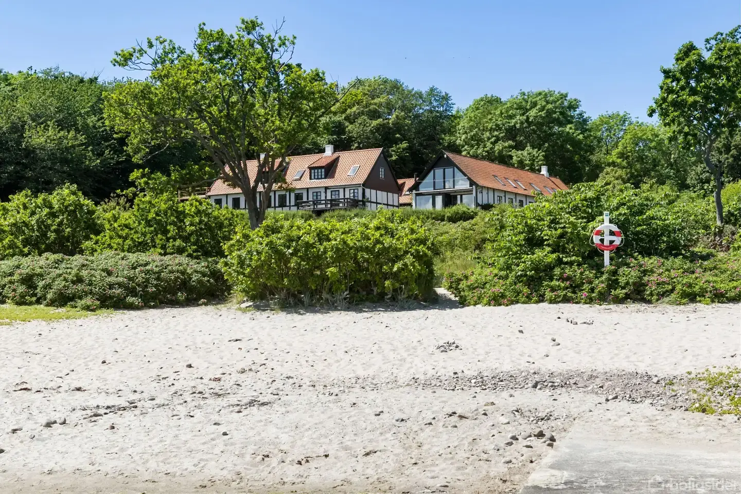 Sjældent udbudt 1. sal. ferielejlighed ved Bådstad Strand - direkte til klipper, vand og strand