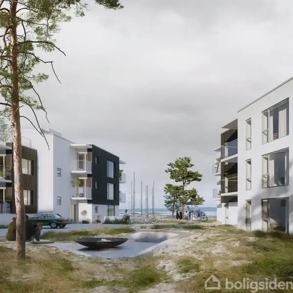 Moderne lejlighedskompleks med mennesker, der går i gårdhave, omringet af træer. I baggrunden ses en blå himmel og havet. En bil er parkeret ved siden af bygningerne.
