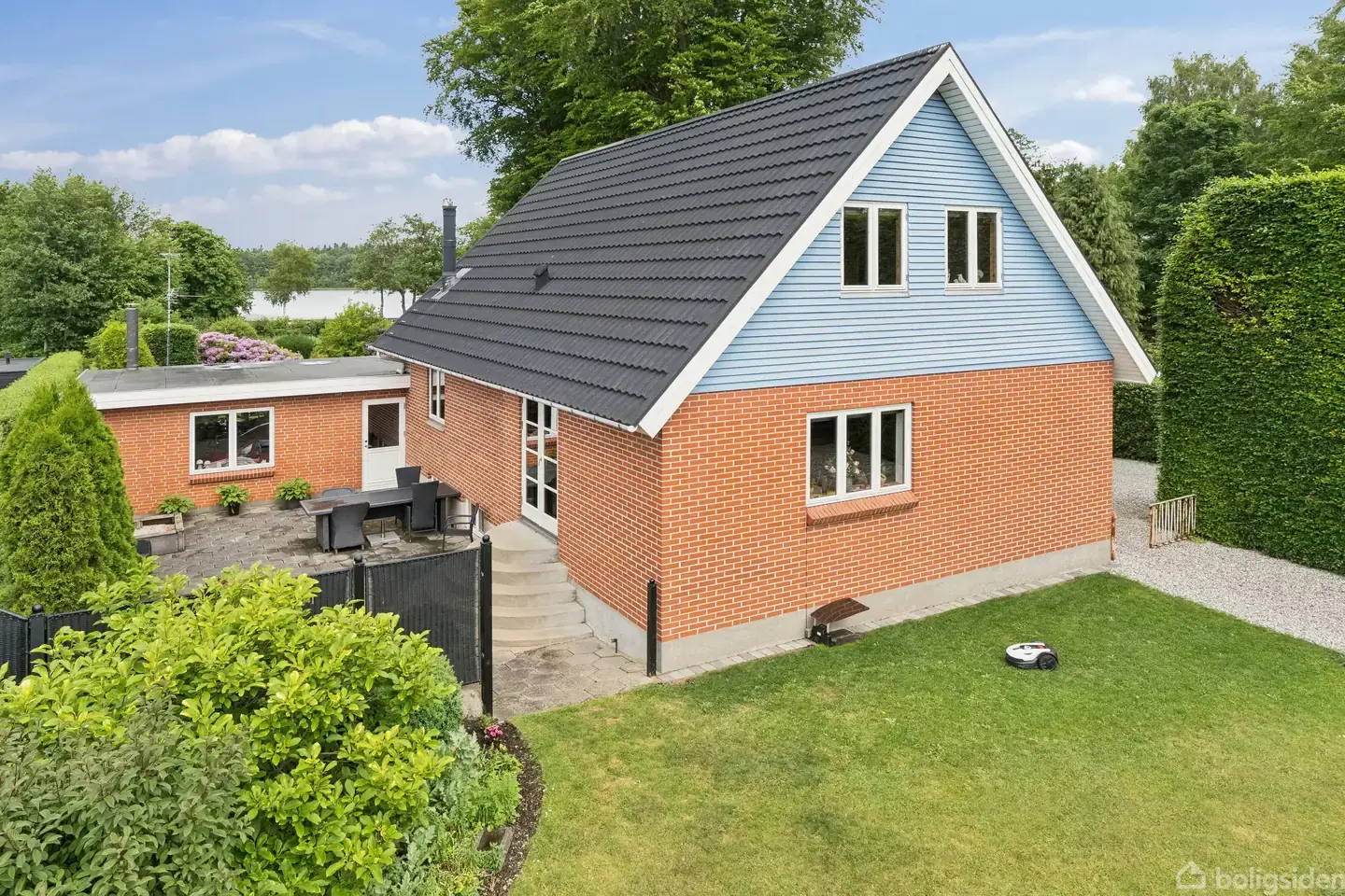 Villa med stor grund og direkte adgang til Tange Sø