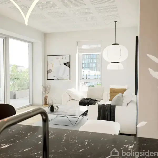 Hvid sofa står i en lys stue med moderne indretning. Et stort vindue tillader naturligt lys, mens en hængende lampe og kunstværk pryder væggene. Planter ses udenfor.