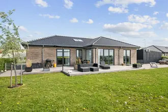 Villa på Præstegårdsvej 2, Søften, 8382 Hinnerup