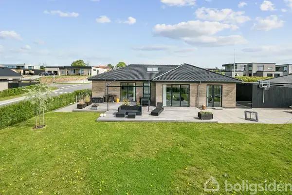 Villa på Præstegårdsvej 2, 8382 Hinnerup