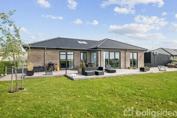 Villa på Præstegårdsvej 2, 8382 Hinnerup