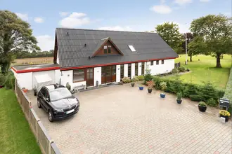 Villa på Simmelkær Hovedgade 2, Simmelkær, 7451 Sunds