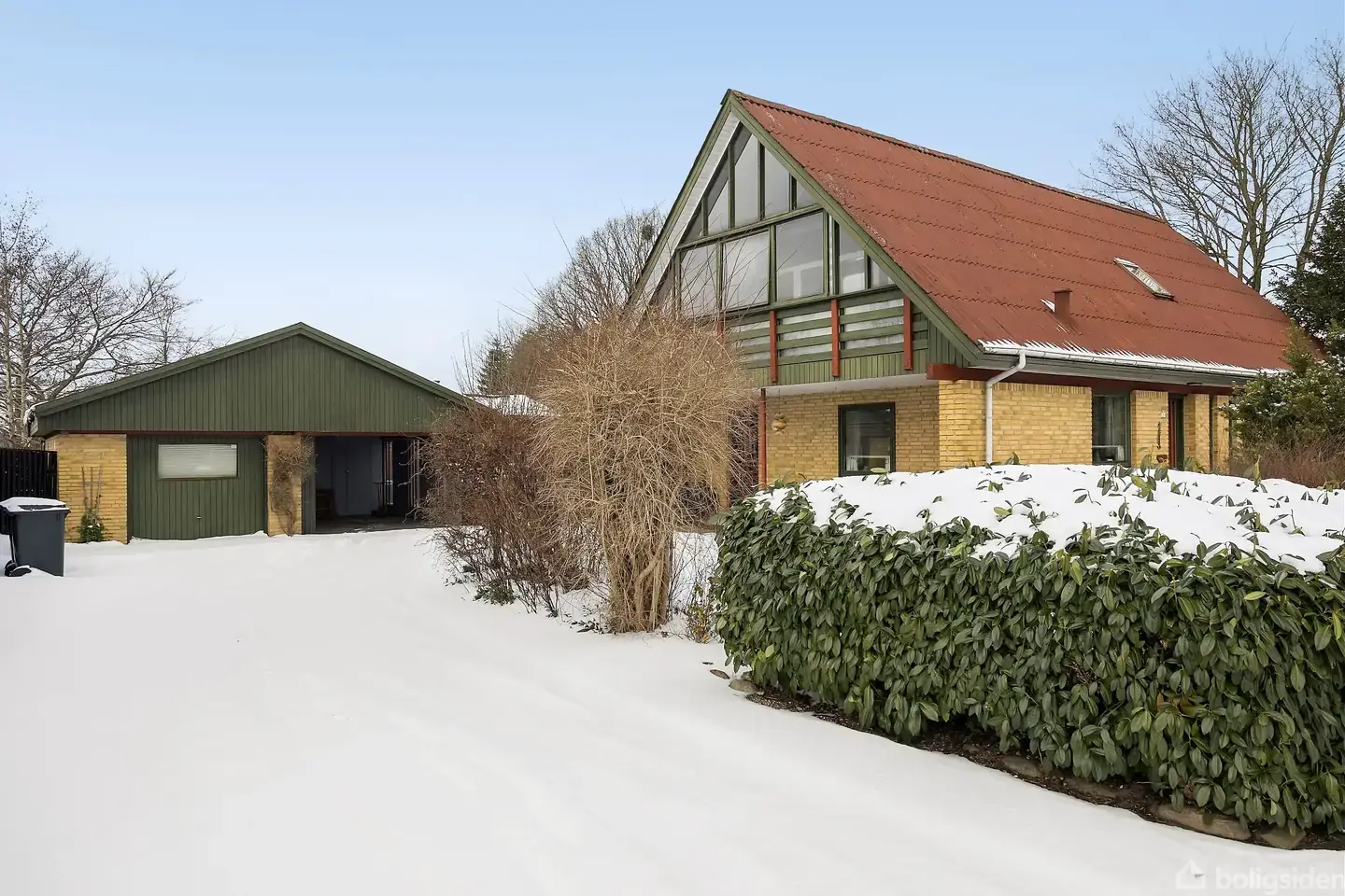 Velindrettet familievilla med garage og skønne uderum