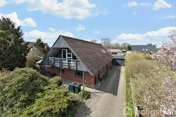 Rummelig villa på lukket vej i Tjørring