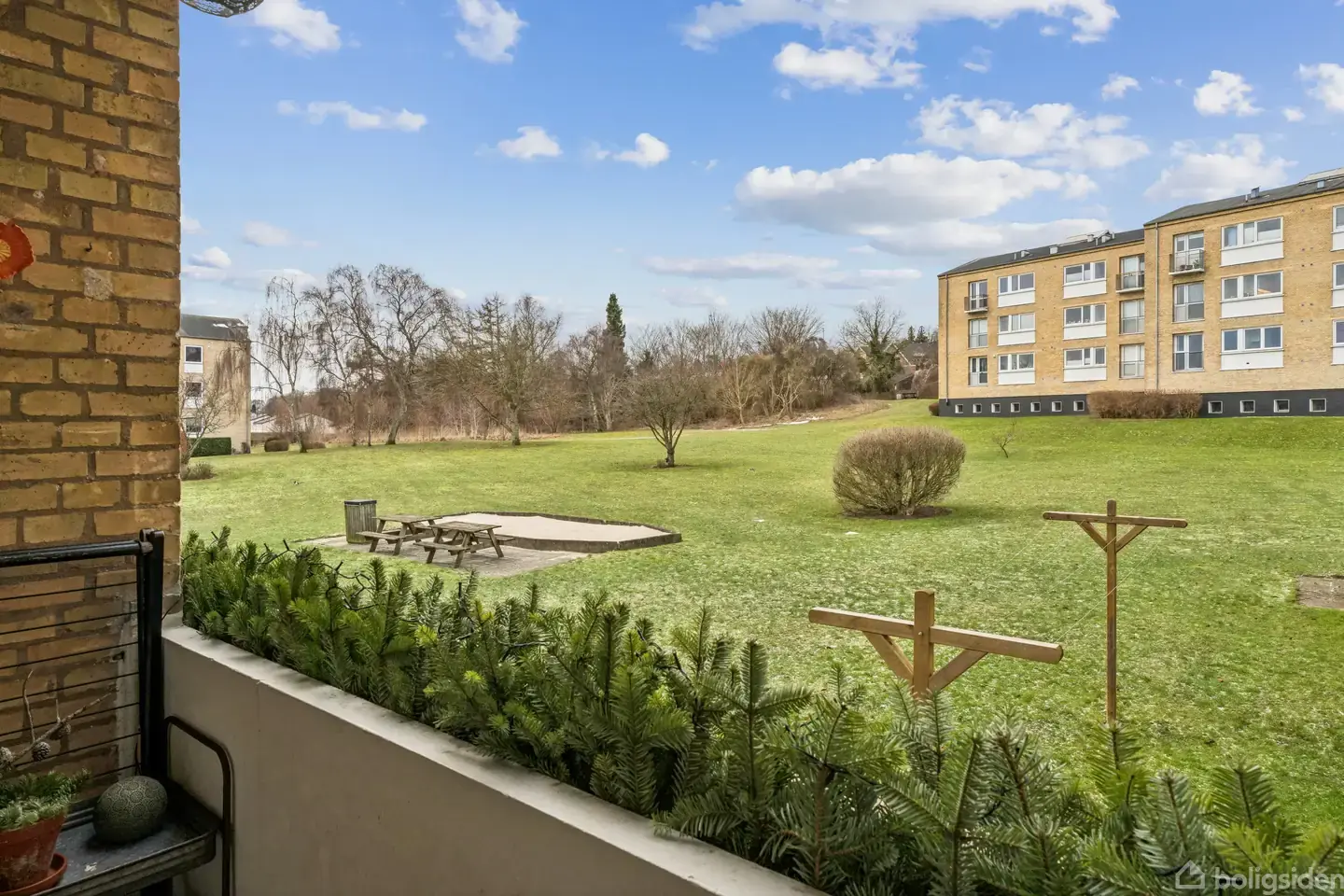 Stor lejlighed med solrig altan i grønne rammer