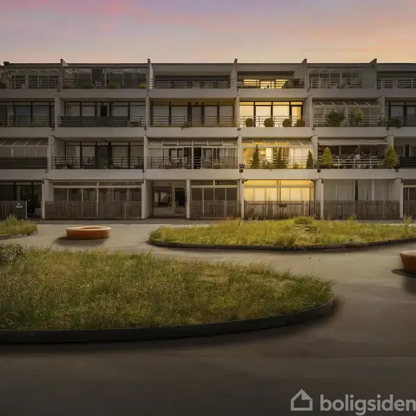 Bygningen har flere etager med store vinduer og altaner. Solnedgangen reflekteres i vinduerne. Foran er en gårdhave med runde planteområder og bænke. Text: "boligsiden".