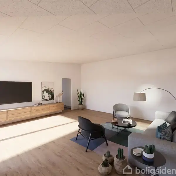 Stue med grå sofa, to sorte stole og sofabord. Fjernsyn står på træskænk ved siden af en plante. Lysindfald fra vindue. Enkel indretning med neutrale farver.