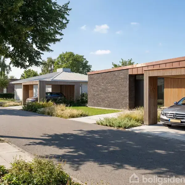 Biler parkeret i carporte foran moderne, flade rækkehuse på en solrig villavej med træer og velplejede haver. Himmel med spredte skyer.