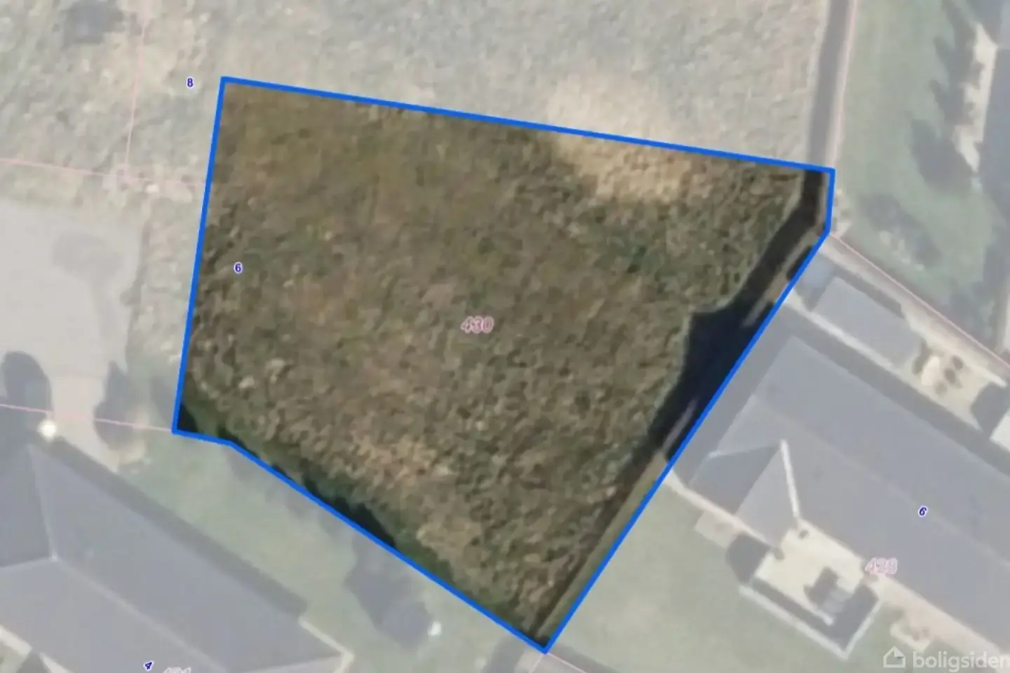 Telek, 744 m²