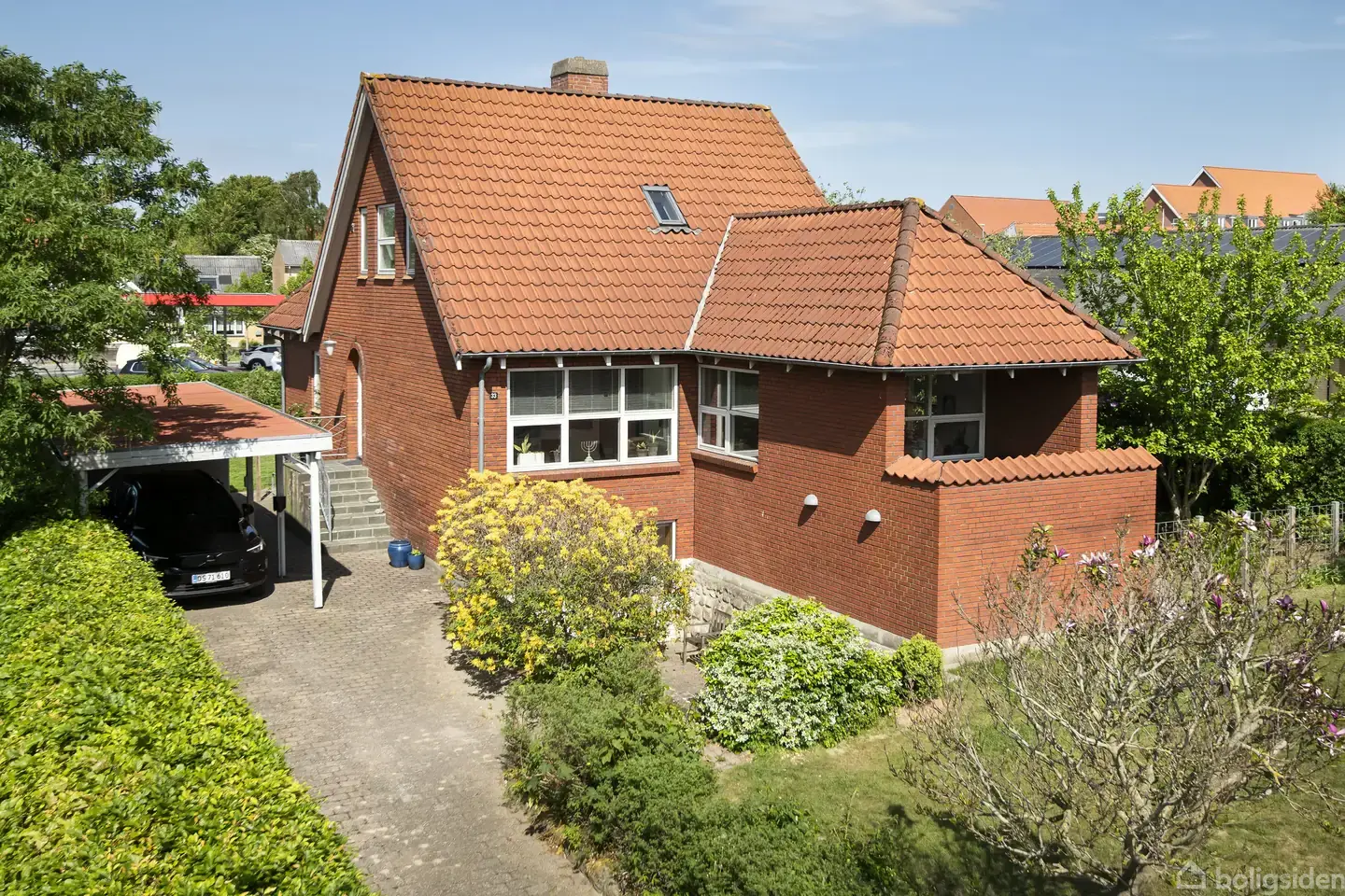 Indbydende villa med gode opholdsrum, skøn tilbygning og attraktiv underetage