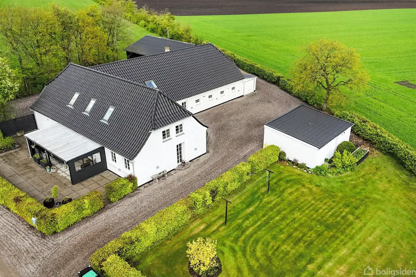 Flot ejendom med 3 hektar jord og stort værksted