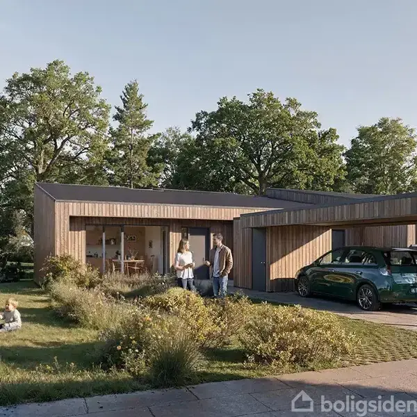 En moderne bungalow af træ står i sollyset, med en bil parkeret ved siden af. En familie med børn leger i haven omgivet af grønne træer.