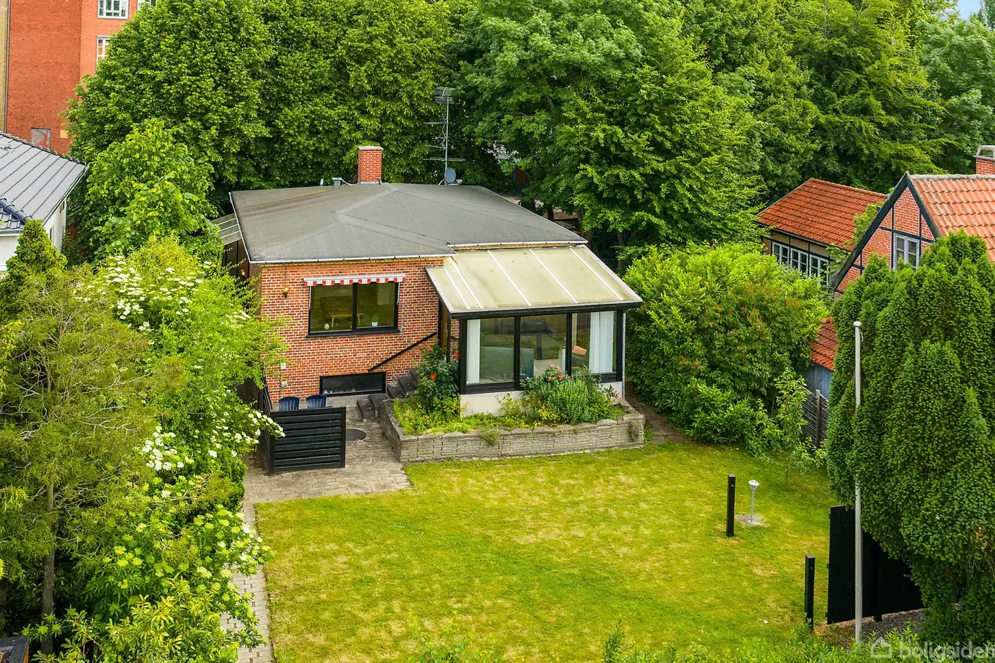 Flot og solid murstensvilla med charmerende detaljer midt i Katrinedalskvarteret på hele 204 etagemeter!