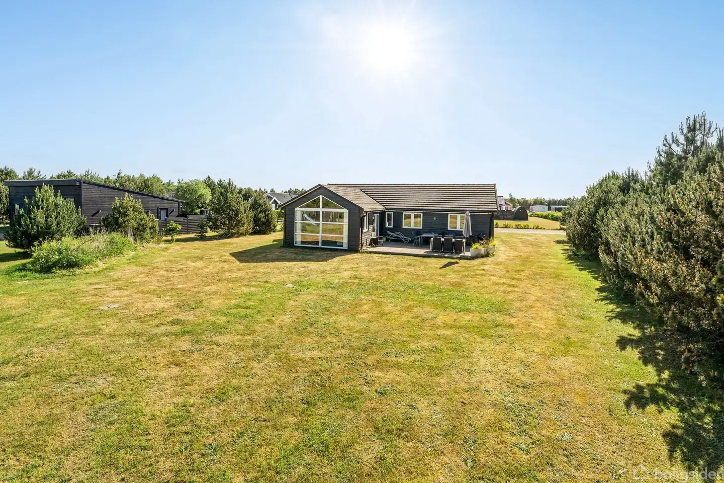 Moderne sommerhus med 4 værelser, 2 badeværelser og stort opholdsrum.