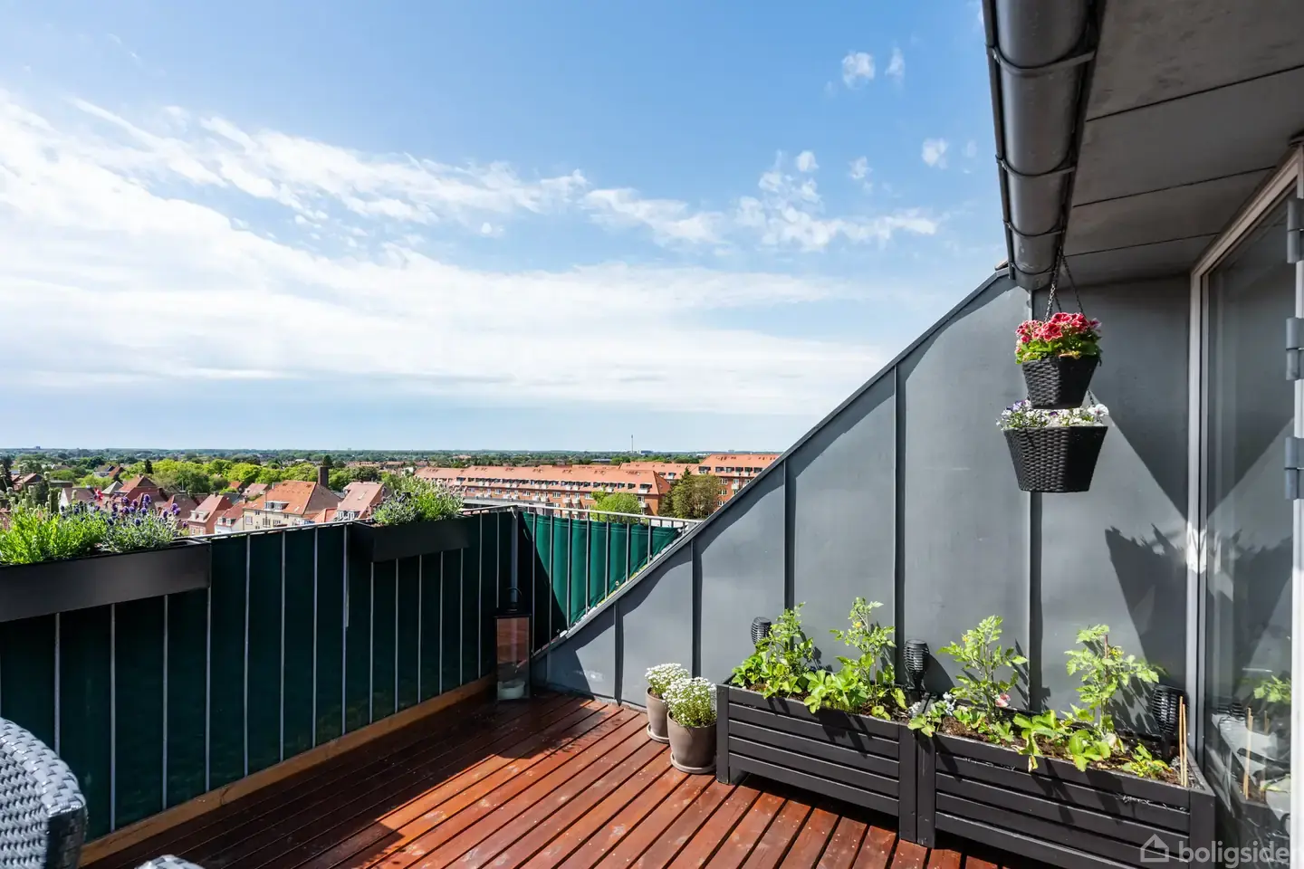HELT UNIK TAGLEJLIGHED MED SYDVENDT TERRASSE OG BRØNSHØJS BEDSTE UDSIGT! - View 2