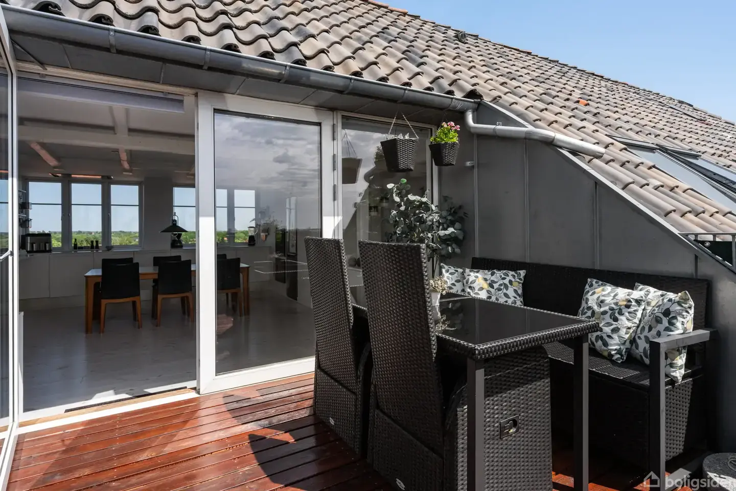 HELT UNIK TAGLEJLIGHED MED SYDVENDT TERRASSE OG BRØNSHØJS BEDSTE UDSIGT! - View 3