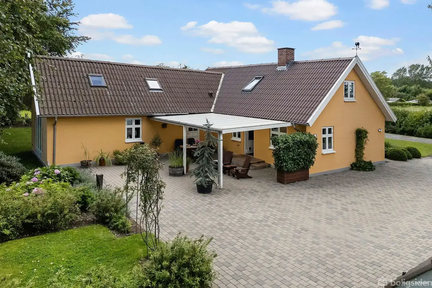 Husmandsvejen 11, Køge – En romantisk landejendom med sjæl, lys og vidder