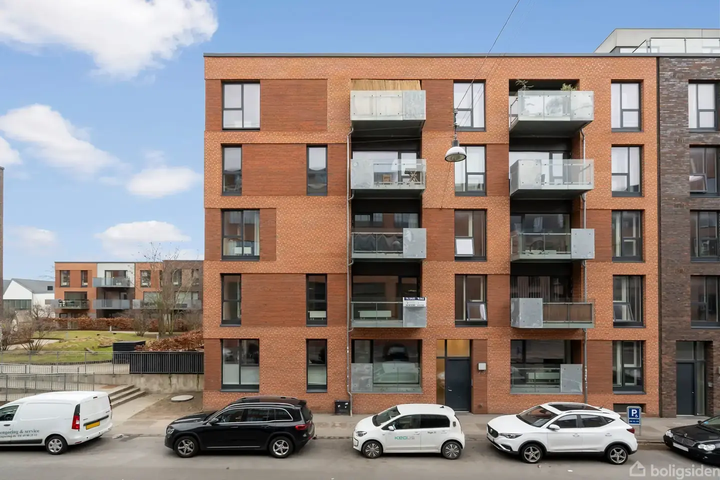 Hjørnelejlighed med tre gode soveværelser, adgang til tagterrasse fra opgangen og få minutter fra metro København Syd