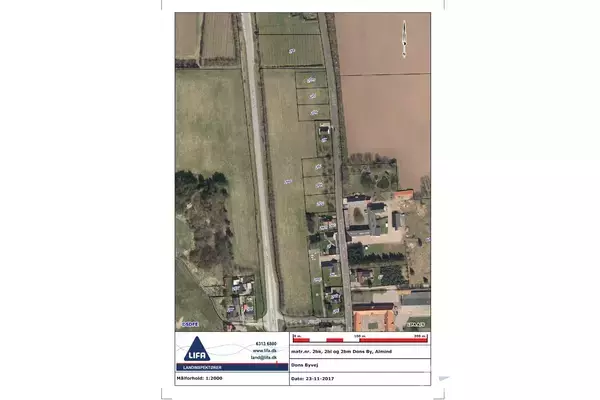 Kort over et område med marker som omgivelser. En vej løber gennem landskabet med huse på den ene side. Tekst: "LIFA LANDINSPEKTØRER," "4121-0404," "Målforhold 1:2000," "Dato: 29-03-2017."