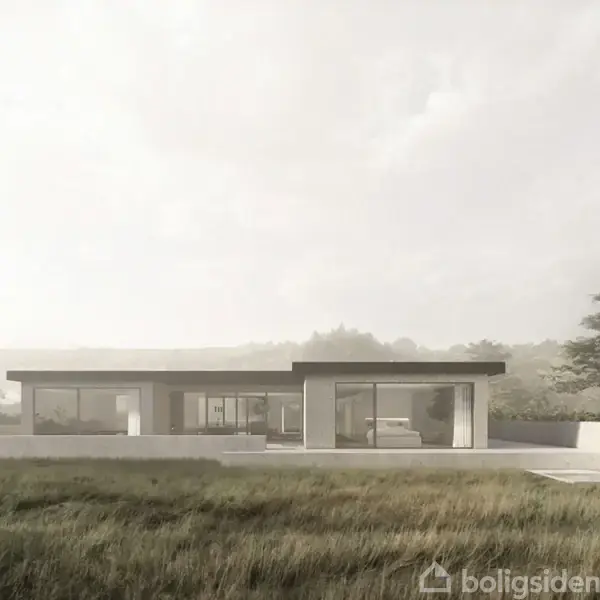 Et moderne, minimalistisk hus med store glasfacader ligger omgivet af en grøn græsplæne og træer, som skaber en fredelig og naturlig ramme omkring boligen.